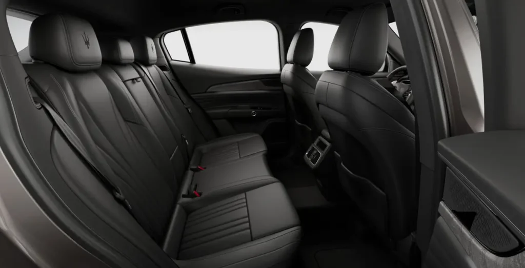 MASERATI-Grecale-L4-MHEV-AWD-interior-trasera.webp