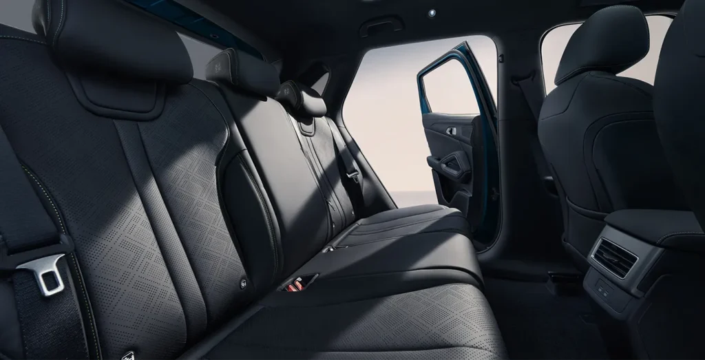 BYD-ATTO-2-DM-i-Active-interior-trasera.webp