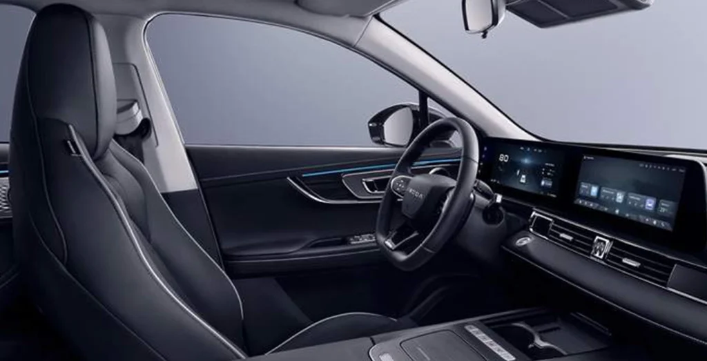 Omoda-5-EV-61kWh-Pure-155kW-interior-delantera.webp